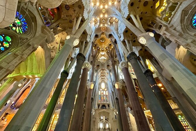 Barcelona: Sagrada Familia & Park Guell Guided Tour + Transfer - The guide makes it: storytelling, pace, and photo help