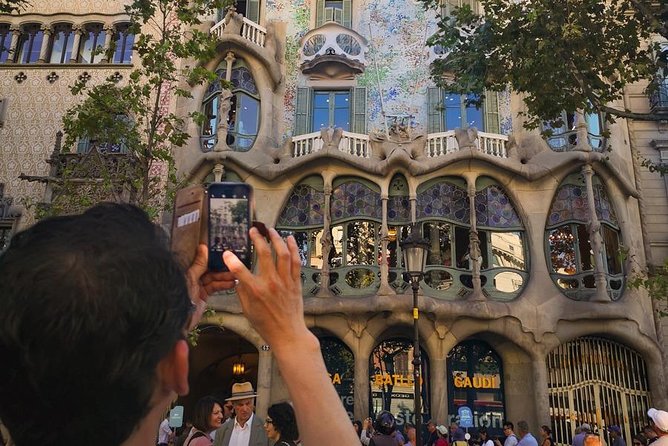 Barcelona: Sagrada Familia, Park Guell & Tapas Private Tour - Rambla Catalunya tapas lunch: where the day slows down