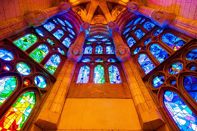 Barcelona: Sagrada Familia Priority Access Guided Tour - Where you meet at Plaça de Gaudí (and how to not miss the group)