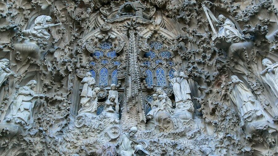 Barcelona: Sagrada Família Skip the Line Tour & Entry Ticket - The guide and the audio system: small group, big clarity