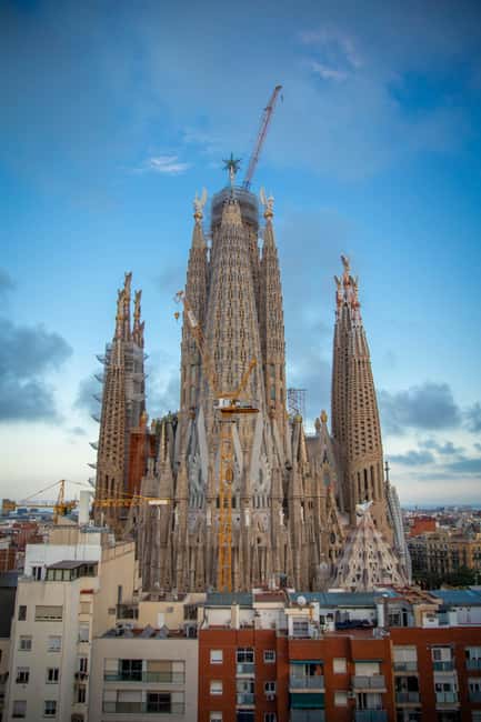 Barcelona: Sagrada Familia Tour with Optional Extras - Getting in fast: skip-the-line access, then the interior tour