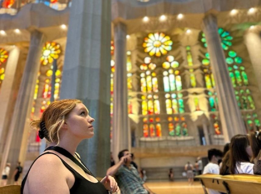 Barcelona: Sagrada Familia Tour with Skip-the-Line Access - Meet Your Guide at Picasso Restaurant, C/ de Mallorca, 422