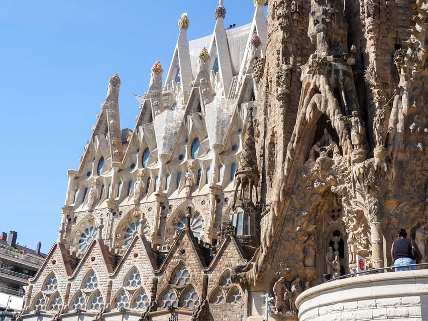 Barcelona: Sagrada Familia with Towers and Park Güell Tour - Tower elevator time: Barcelona from above (when it’s open)