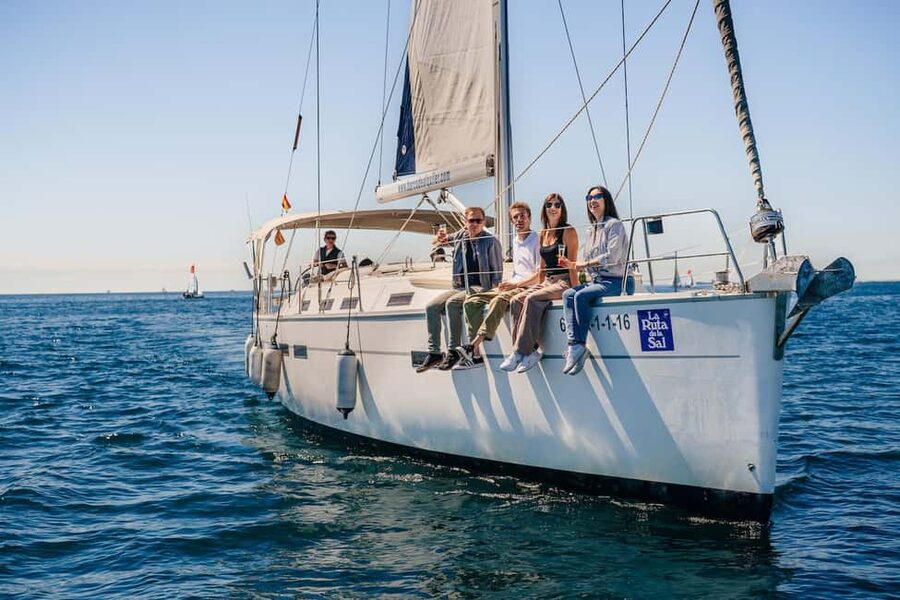 Barcelona: Sailing Cruise & Vineyard Tour with Wine Tasting - The vineyard walk and how the guide helps you taste better