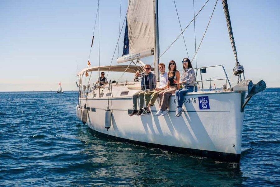 Barcelona: Sailing tour with drinks and aperitve - Drinks and snacks onboard: why the open bar is the real value