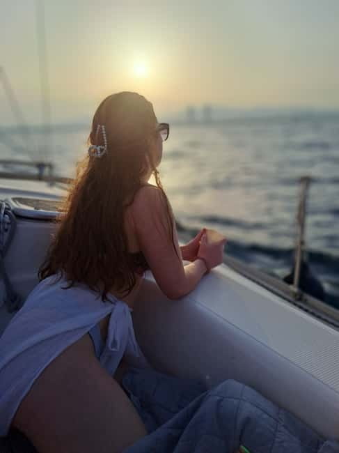 Barcelona: Sailing tours con capitán local, bebidas y snacks - Drinks, snacks, and music: the social part of the sail