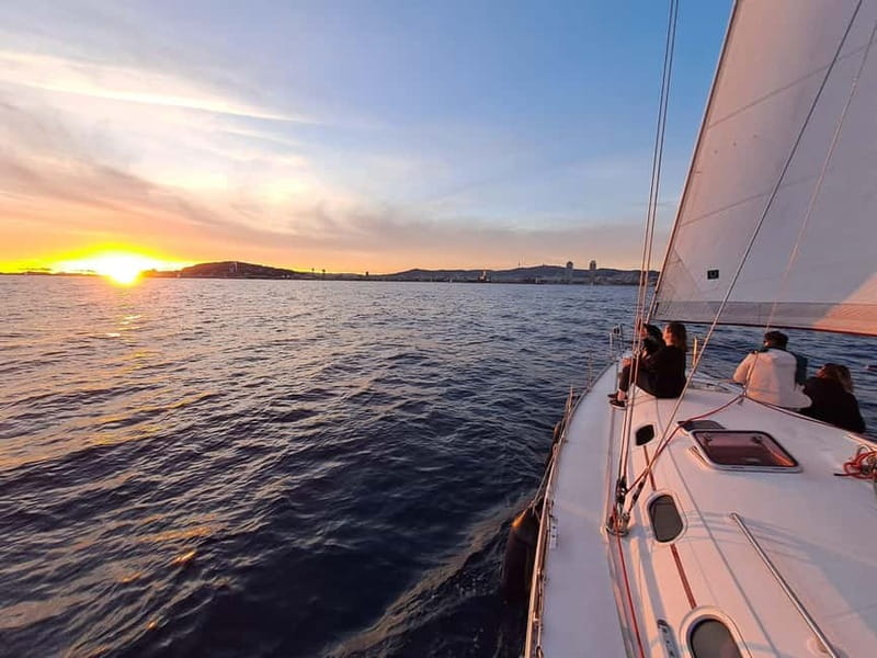 Barcelona: Sailing tours con capitán local, bebidas y snacks - Value check: is $45 per person a good deal for this experience?