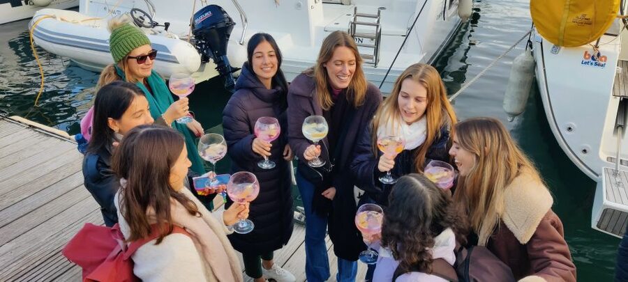Barcelona: Sailing trip with GINTONIC workshop - What the small-group vibe can feel like