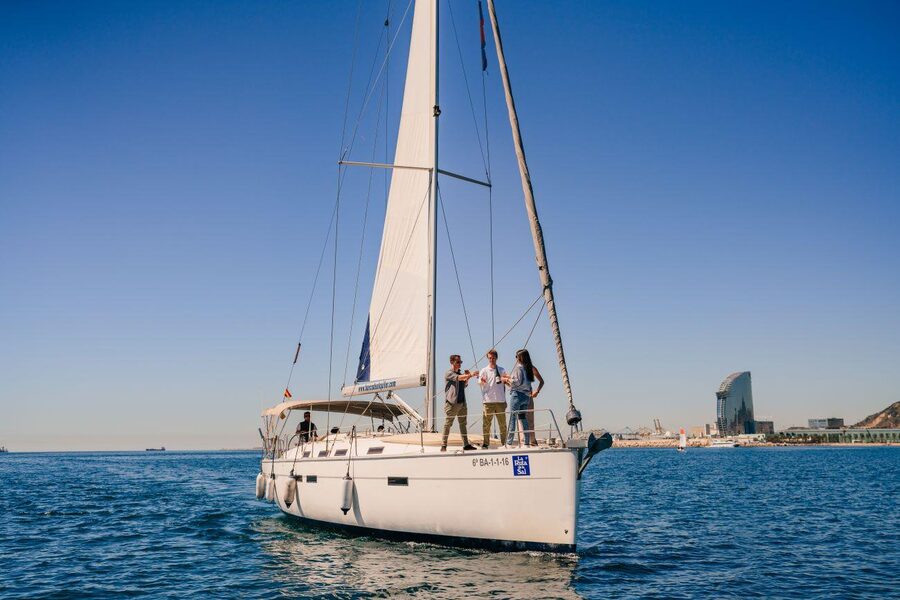 Barcelona: Sailing trip with GINTONIC workshop - Onboard briefing, then the Gin & Tonic workshop