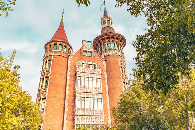 Barcelona Scavenger Hunt and Sights Self-Guided Tour - Stop-by-stop: five Modernist landmarks and a monument