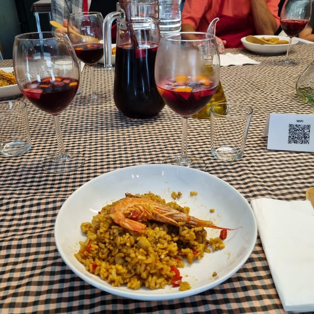 Barcelona: Seafood Paella ★Maestro★ & Tapas & Sangria - Sangria workshop with fresh fruit, not just a pour
