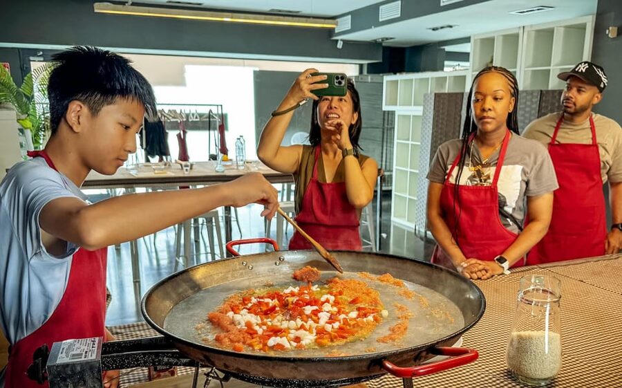 Barcelona: Seafood Paella ★Maestro★ & Tapas & Sangria - Meeting in an intimate gastronomic space in Sarrià