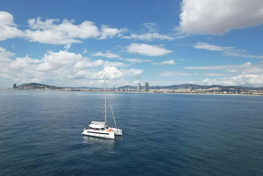 Barcelona: Shared cruise on luxury catamaran Drinks + Snacks - From Turtur Experience at Port Olimpic to your catamaran