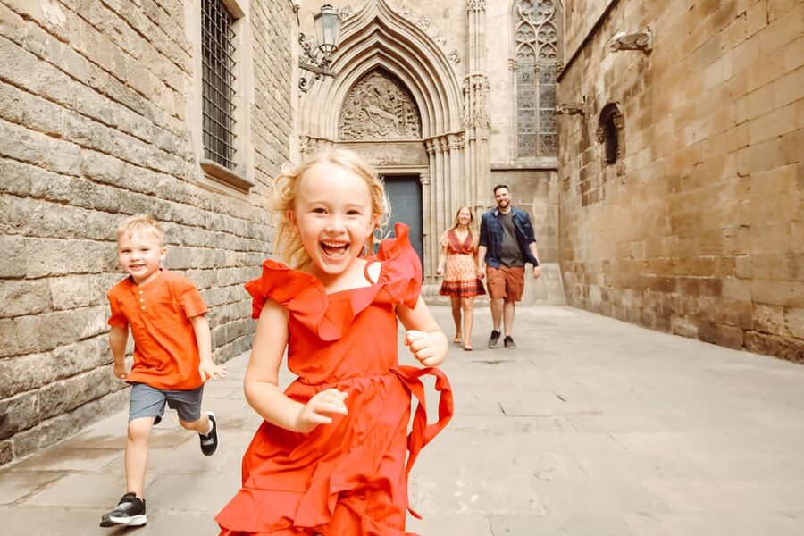 ✅ Barcelona: Sightseeing Professional Photoshoot Session - Your first step in the Gothic Quarter, starting at Pla de la Seu