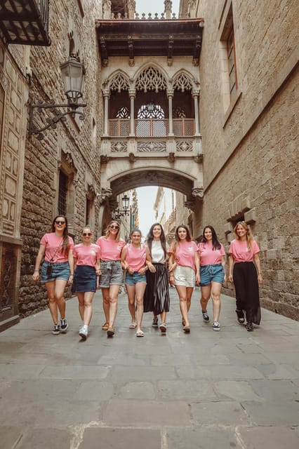 ✅ Barcelona: Sightseeing Professional Photoshoot Session - Small group logistics: why max 10 helps