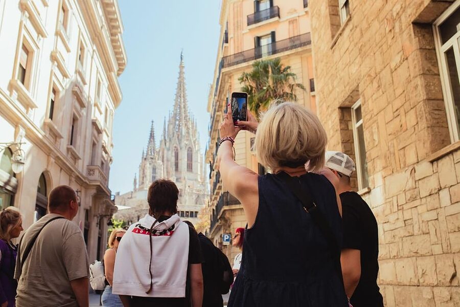 Barcelona: Small Group Gothic, Tapas & Churros Tour! - The tapas lunch and wine moment, with porró included