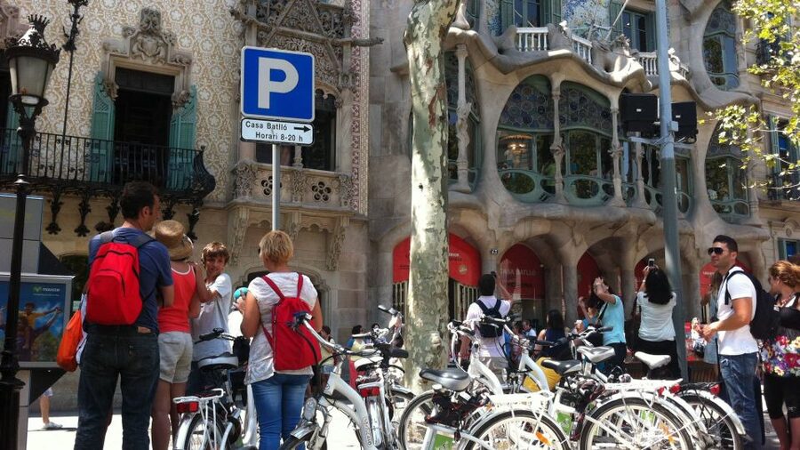 Barcelona: Small Group or Private Bike Tour - Starting at Plaça Reial, right where Barcelona kicks off