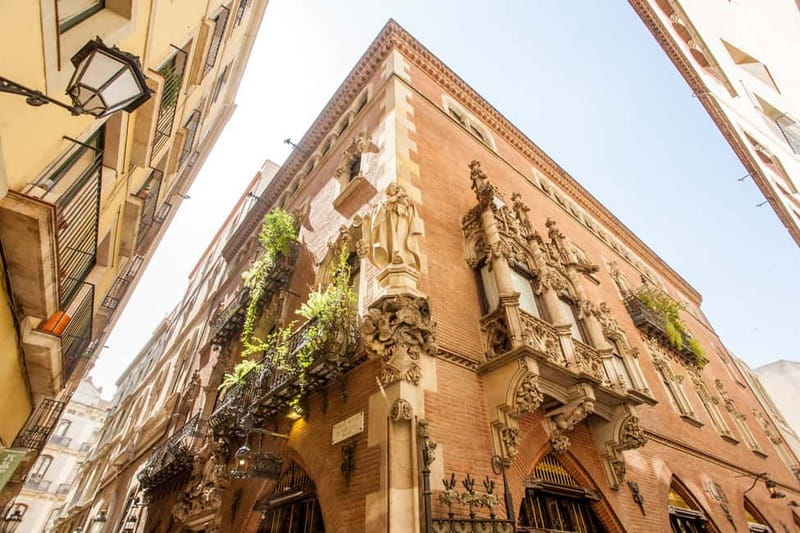 Barcelona: Small Group Picasso Tour with Picasso Museum - Small group size, languages, and how to not lose your flow