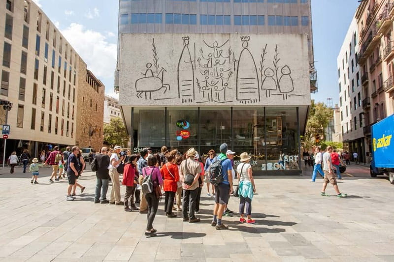 Barcelona: Small Group Picasso Tour with Picasso Museum - Meeting at Plaça de Catalunya and starting the walk in the right mindset