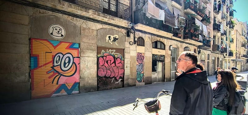 Barcelona | StreetArt Bike Tour Moco Museum - Moving into the Gothic Quarter orbit, El mural del petó and Picasso street work