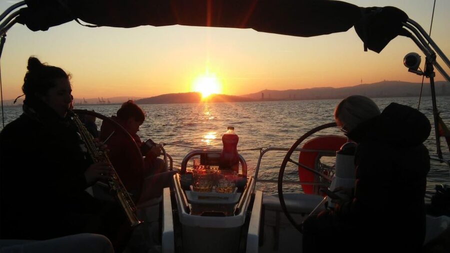 Barcelona: Sunset Live Sax and Sailing Experience with Tapas - The 2-hour flow: sunset views, tapas timing, and a sea stop
