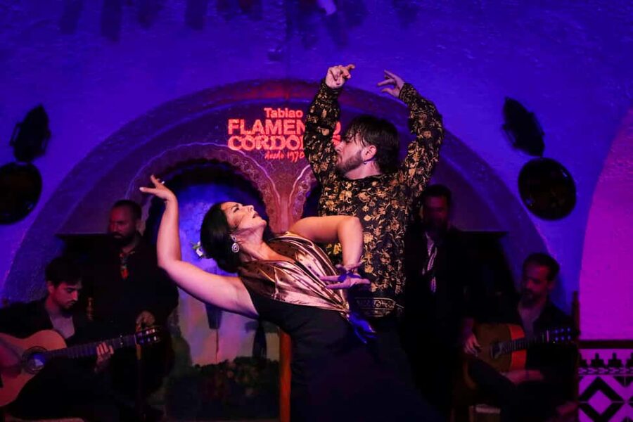 Barcelona: Tablao Flamenco Cordobes Show and Drink in Rambla - Your drink and the show pacing: what to expect in the 70 to 135 minutes