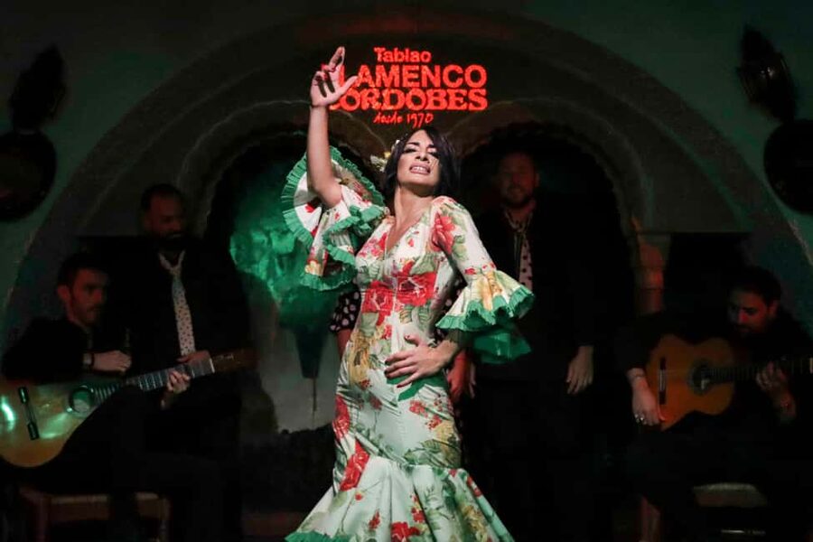 Barcelona: Tablao Flamenco Cordobes Show and Drink in Rambla - The Alhambra-inspired restaurant setup: you eat in one place, you watch in another