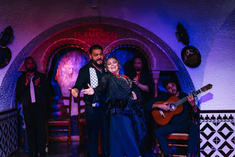 Barcelona: Tablao Flamenco Cordobes Show and Drink in Rambla - Picking between flamenco focus and food focus