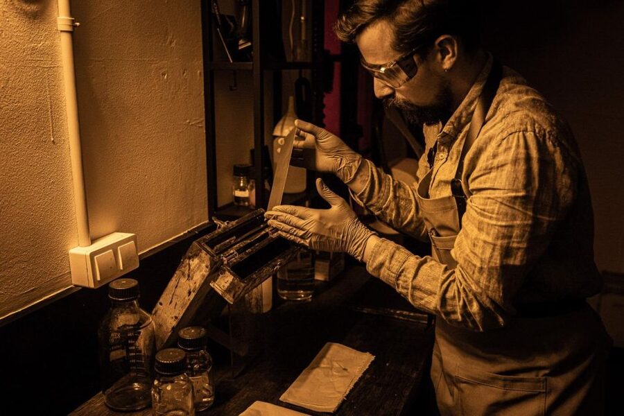 Barcelona: Take your portrait with a 19th century process - Posing for the wooden camera: what 20 seconds requires