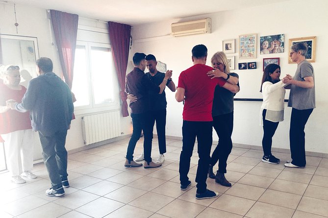 Barcelona Tango Lesson, where passion meets fun - Partnering and Group Size: How the Class Works for Singles