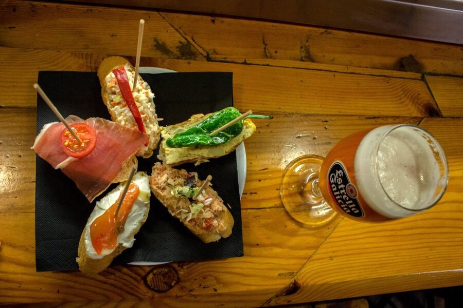 Barcelona Tapas 3-Hour Bike Tour - Spotting medieval streets and modern architecture in one ride
