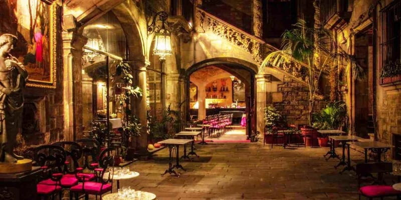 Barcelona: Tapas and Wine with Flamenco Show in the Old Town - The walking part: from Via Laietana to the Gothic Quarter’s best angles