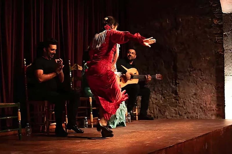 Barcelona: Tapas and Wine with Flamenco Show in the Old Town - The guides: what consistently earns the top marks