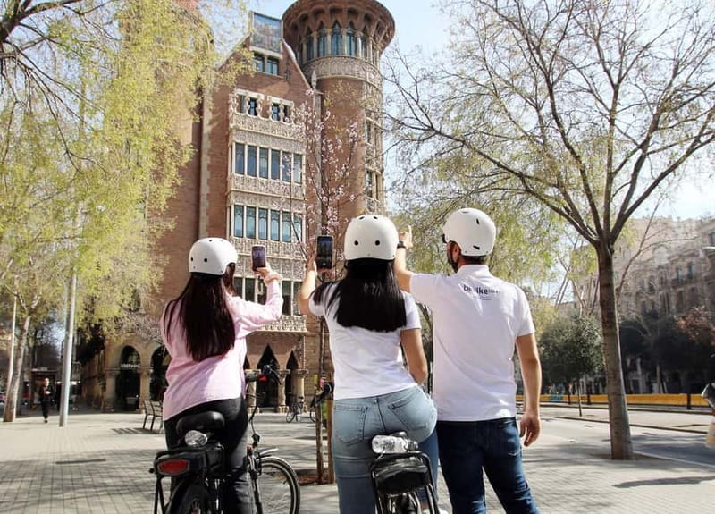 Barcelona: Tapas Tasting Tour by Regular Bike or E-Bike - Meeting at Passeig de Lluís Companys, then getting moving fast