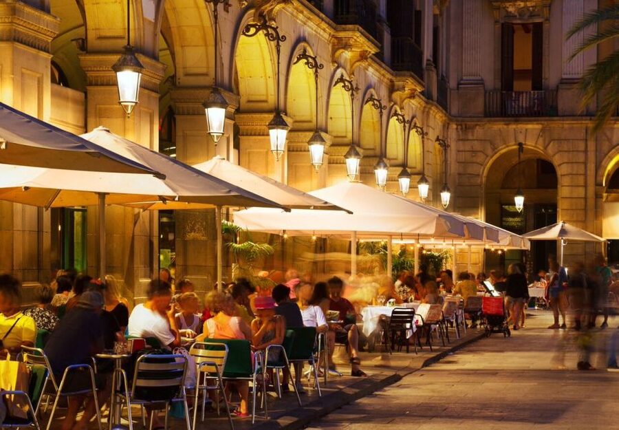Barcelona: Tapas Walking Tour & Flamenco Show - Eixample to the Gothic Quarter: a short walk with a big payoff