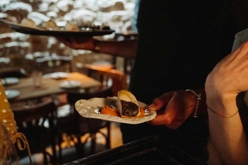 Barcelona: Tapas & Wine Tour in Born & Gothic Quarter - Meeting at Carrer del Rec Comtal, finding your guide fast