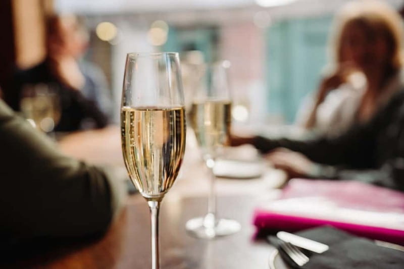 Barcelona: Tapas & Wine Tour in Born & Gothic Quarter - Stop 2 in El Born: a 15-minute orientation you can actually use