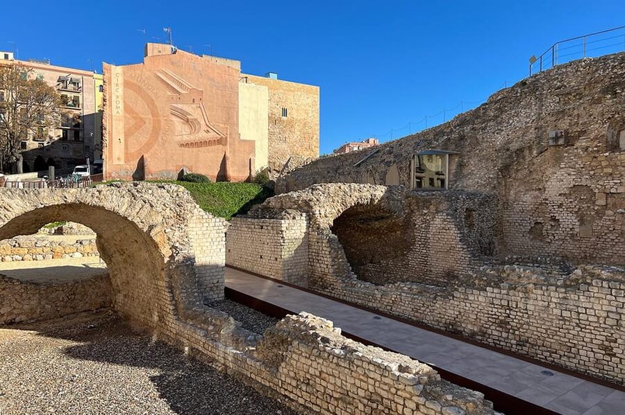 Barcelona: Tarragona & Sitges Guided Day Trip with Transfers - Sitges self-guided time: shopping, sunbathing, and street cafés