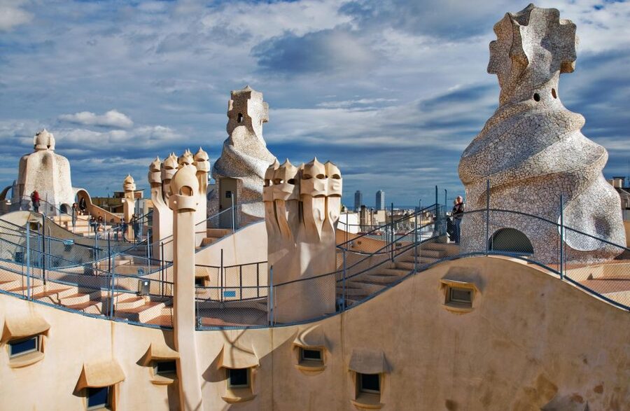 Barcelona: The Genuis of Gaudi & Modernist Architects Tour - Sagrada Família (exteriors, 45 minutes): what to look for first