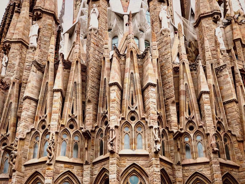 Barcelona: The Genuis of Gaudi & Modernist Architects Tour - Casa Mila, also known as La Pedrera (15 minutes): the wave roof lesson
