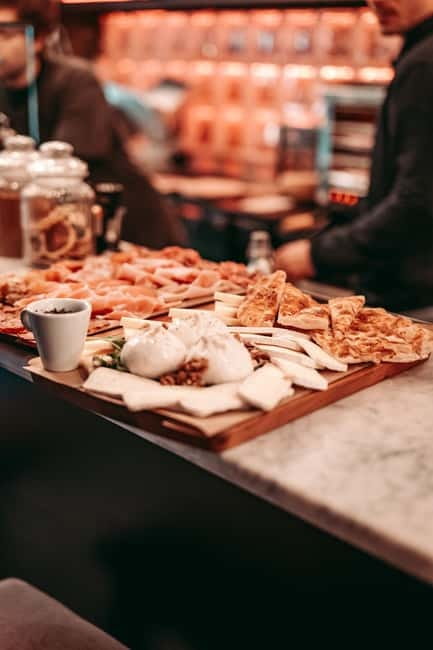 Barcelona: Tipsy Tapas & History Tour in the Gothic Quarter - Stop 1 at Plaza Real: where the night starts with two classic flavors