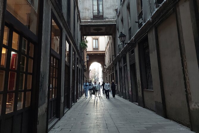 Barcelona Tour And Photoshoot in Gothic Quarter - What you get after the shoot: 10 images and optional prints