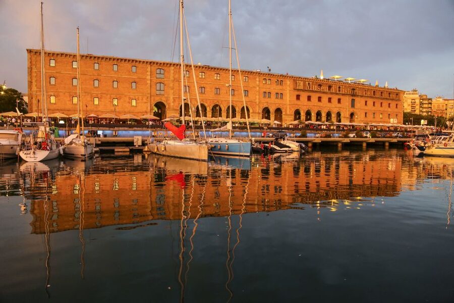 Barcelona: Unique Sunset Sailing Tour with Tapas & Open Bar - The Open Bar and Tapas Plan That Works for This Kind of Cruise
