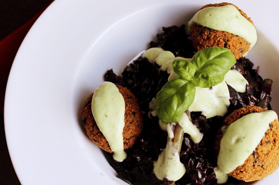Barcelona: Vegan Paella and traditional rice dishes - The 4-hour flow, welcome drink, cooking stations, then a shared buffet