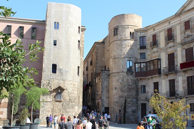 Barcelona walking tour Gothic Quarter and Ramblas+Boat trip - Calle del Bisbe and Plaza Sant Felip Neri: the charm break