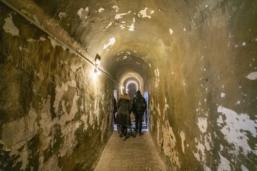 Barcelona: Walking tour with Montjuic Castle & Cable Car - Castell de Montjuïc: exclusive visit, dungeons, and tower panoramas