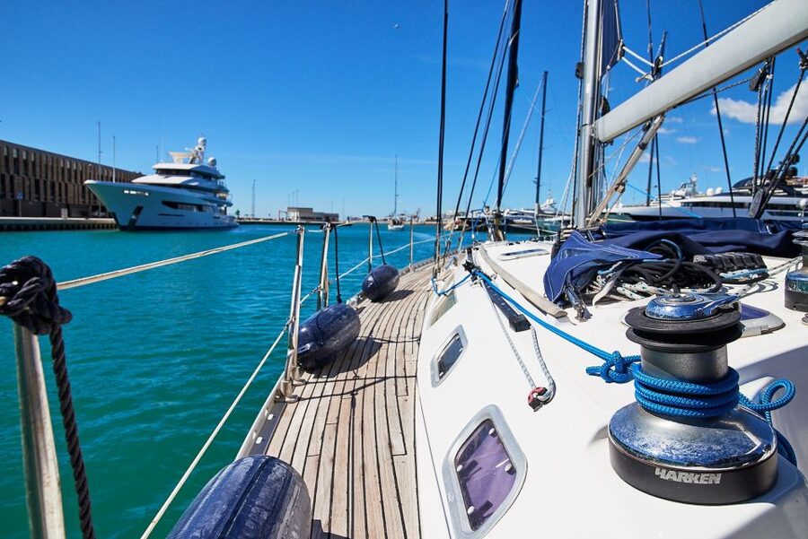 Barefoot: Private sailing cruise in Barcelona - Captain Time: Sailing Basics or Full Relax Mode