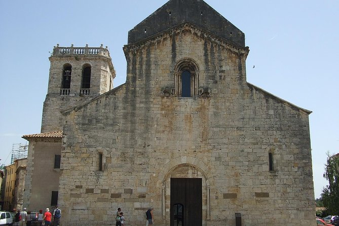 Besalu & 3 Medieval Towns Small Group Tour with Hotel Pick-Up - Can Gussinye in Castellfollit de la Roca: cliffside views and quick photo time