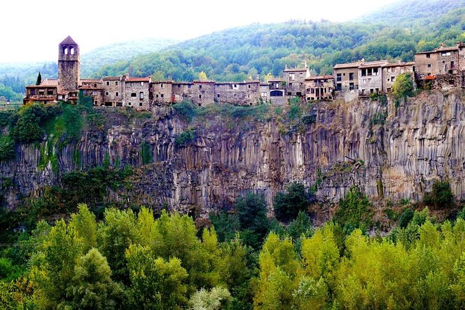Besalu,Banyoles Lake & Garrotxa Volcanoes Small Group from Girona - Stop 2, Can Gussinye and the basalt cliff photo moment