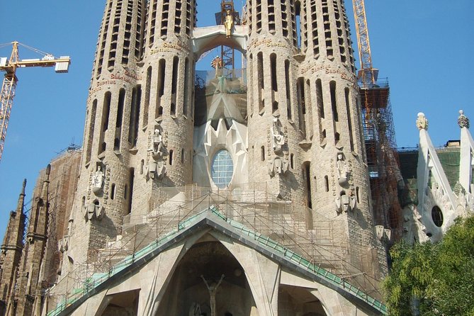 Best Gaudi Private Tour with Sagrada Familia & Park Guell in BCN - La Pedrera (Casa Milà) and Casa Batlló exterior looks, no interior tickets